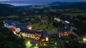 hotel puyehue de noche