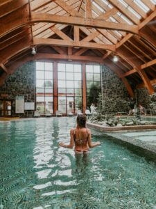 Mujer bañándose en piscina temperada