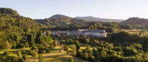 Vista aérea del Hotel Termas de Puyehue rodeado por el Parque Nacional Puyehue